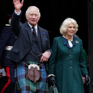 Le roi Charles III d'Angleterre et Camilla Parker Bowles, reine consort d'Angleterre, visitent l'abbaye de Dunfermline, Écosse, Royaume Uni, le 3 octobre 2022.