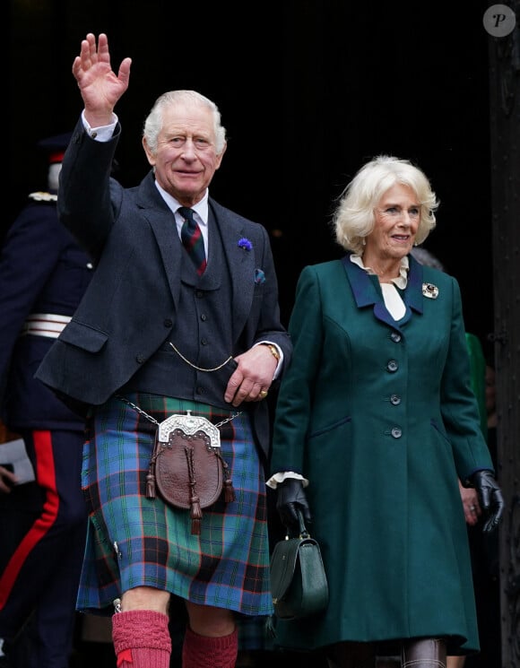 Le roi Charles III d'Angleterre et Camilla Parker Bowles, reine consort d'Angleterre, visitent l'abbaye de Dunfermline, Écosse, Royaume Uni, le 3 octobre 2022.