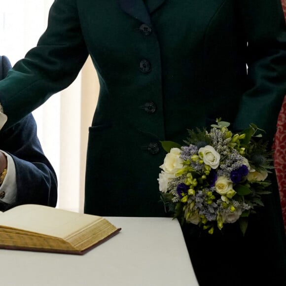 Le roi Charles III d'Angleterre et Camilla Parker Bowles, reine consort d'Angleterre, visitent l'abbaye de Dunfermline, Écosse, Royaume Uni, le 3 octobre 2022.