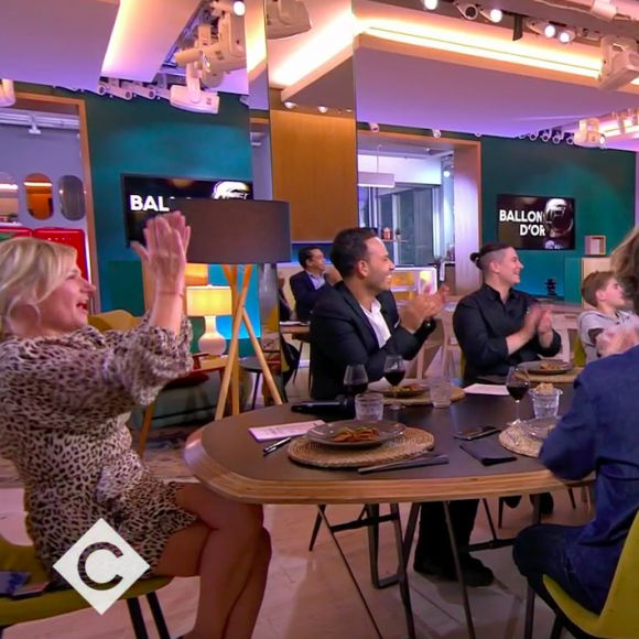 Capture d'écran de l'émission C à vous avec Jamel Debbouze. Anne-Elisabeth Lemoine a fait une belle bourde devant la star, oubliant son handicap