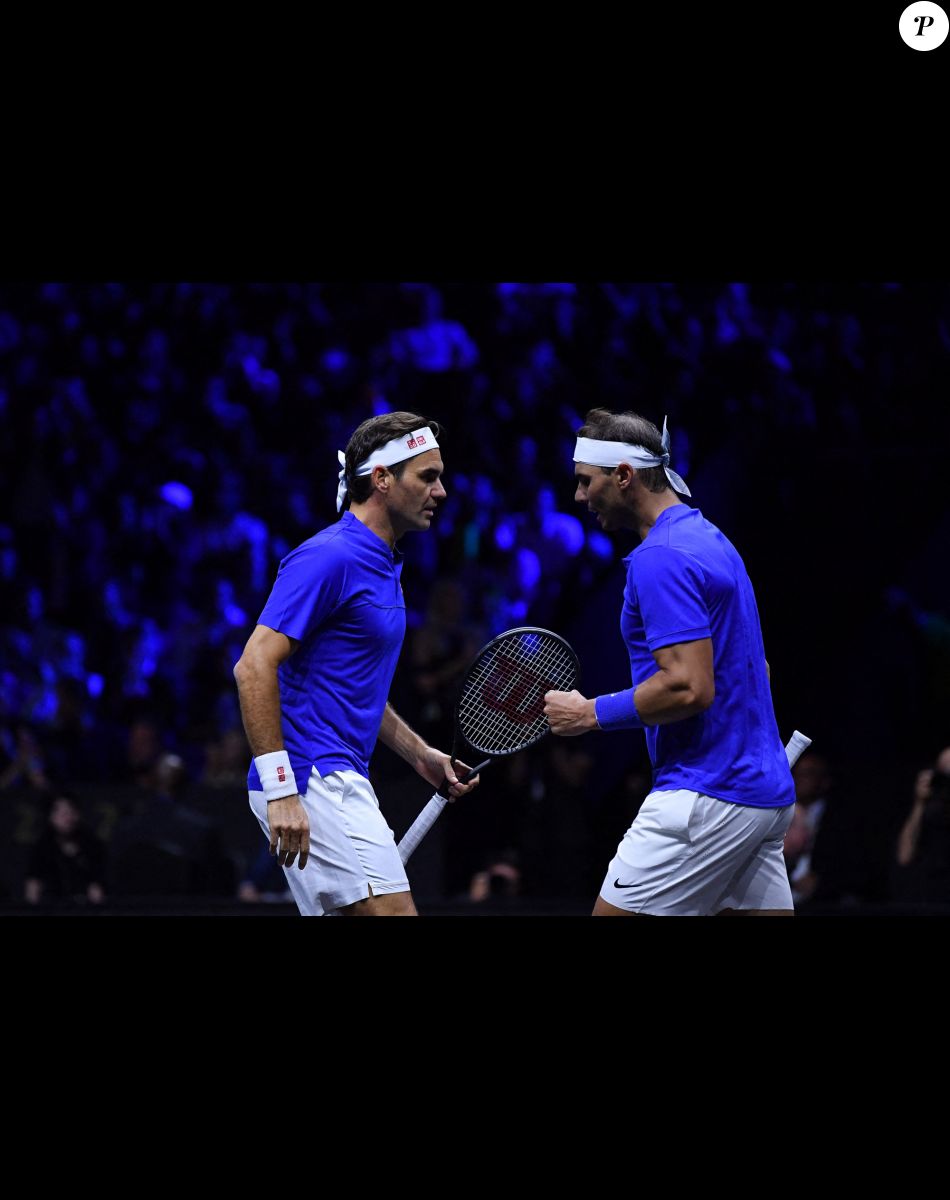 Roger Federer (Sui), Rafael Nadal (Esp), - Tennis : Roger Federer, tire sa révérence en larmes, lors de Laver Cup à l'O2 Arena de Londres le 23 septembre 2022. La paire Federer/Nadal (Europe) s'est inclinée face à Sock/Tiafoe (Reste du monde) 4-6, 7-6 (7/2), 11-9. © Antoine Couvercelle / Panoramic / Bestimage