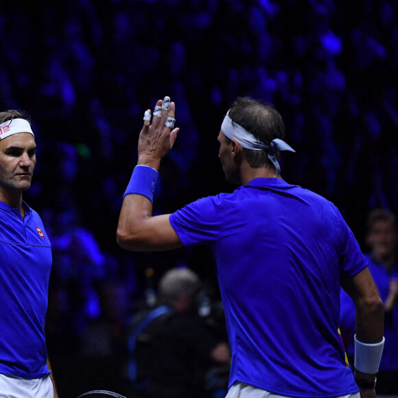 Roger Federer (Sui), Rafael Nadal (Esp), - Tennis : Roger Federer, tire sa révérence en larmes, lors de Laver Cup à l'O2 Arena de Londres le 23 septembre 2022. La paire Federer/Nadal (Europe) s'est inclinée face à Sock/Tiafoe (Reste du monde) 4-6, 7-6 (7/2), 11-9. © Antoine Couvercelle / Panoramic / Bestimage 