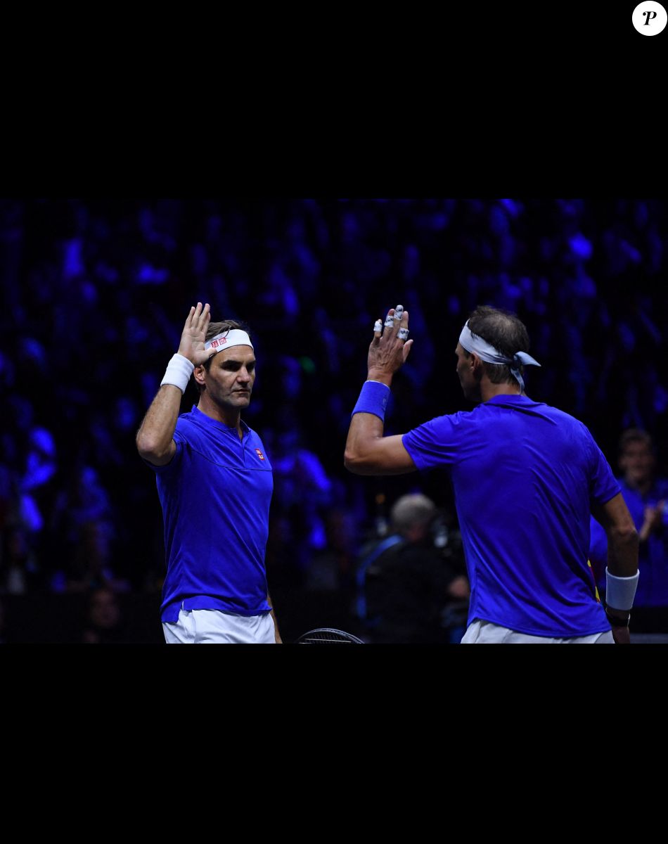 Roger Federer (Sui), Rafael Nadal (Esp), - Tennis : Roger Federer, tire sa révérence en larmes, lors de Laver Cup à l'O2 Arena de Londres le 23 septembre 2022. La paire Federer/Nadal (Europe) s'est inclinée face à Sock/Tiafoe (Reste du monde) 4-6, 7-6 (7/2), 11-9. © Antoine Couvercelle / Panoramic / Bestimage