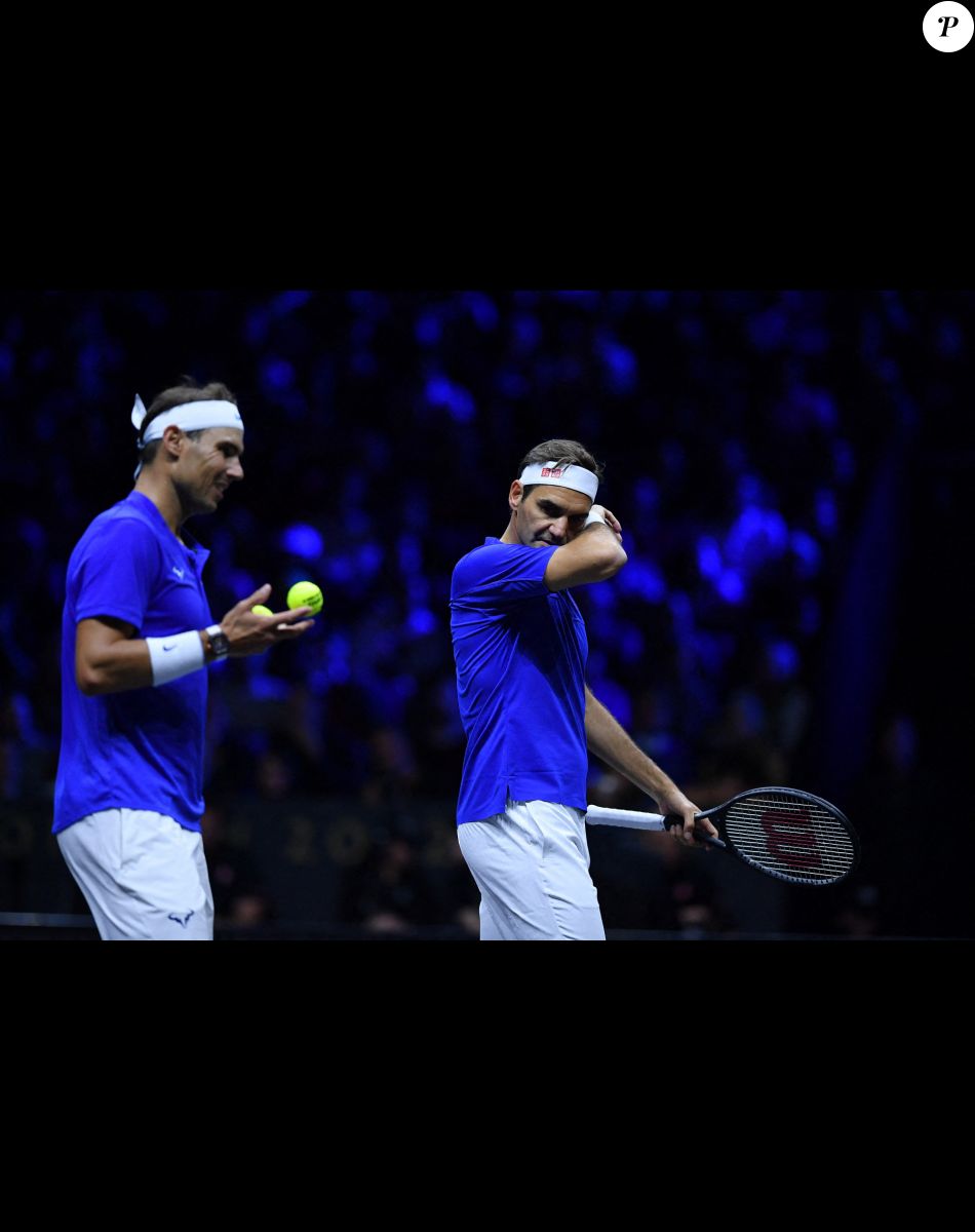 Roger Federer (Sui), Rafael Nadal (Esp), - Tennis : Roger Federer, tire sa révérence en larmes, lors de Laver Cup à l'O2 Arena de Londres le 23 septembre 2022. La paire Federer/Nadal (Europe) s'est inclinée face à Sock/Tiafoe (Reste du monde) 4-6, 7-6 (7/2), 11-9. © Antoine Couvercelle / Panoramic / Bestimage
