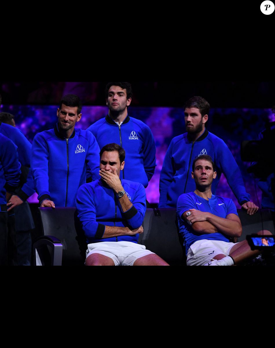 Roger Federer (Sui) , Rafael Nadal (Esp) , Stefanos Tsitsipas (Gre) , Novak Djokovic (Ser) - Tennis : Roger Federer, tire sa révérence en larmes, lors de Laver Cup à l'O2 Arena de Londres le 23 septembre 2022. La paire Federer/Nadal (Europe) s'est inclinée face à Sock/Tiafoe (Reste du monde) 4-6, 7-6 (7/2), 11-9. © Antoine Couvercelle / Panoramic / Bestimage