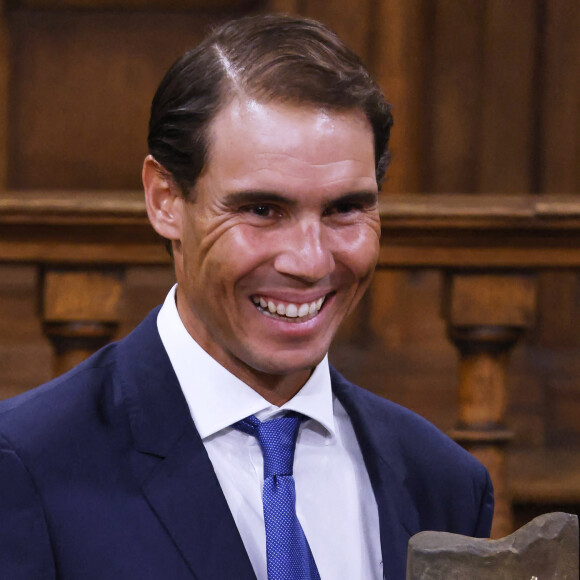 Rafael Nadal reçoit le prix "Camino Real Madrid" des mains du roi Felipe VI d'Espagne à Alcala de Henares près de Madrid.