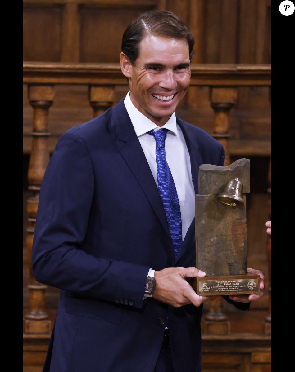 Rafael Nadal reçoit le prix "Camino Real Madrid" des mains du roi Felipe VI d'Espagne à Alcala de Henares près de Madrid.