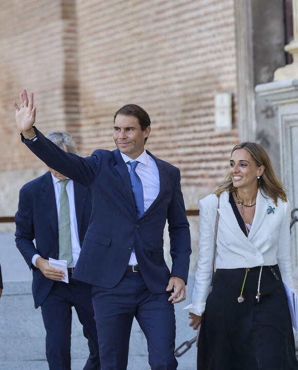Rafael Nadal reçoit le prix "Camino Real Madrid" des mains du roi Felipe VI d'Espagne à Alcala de Henares près de Madrid, le 20 septembre 2022.