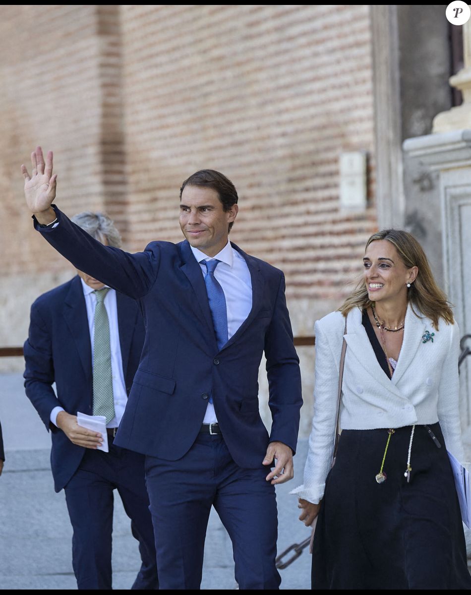 Rafael Nadal reçoit le prix "Camino Real Madrid" des mains du roi Felipe VI d'Espagne à Alcala de Henares près de Madrid, le 20 septembre 2022.