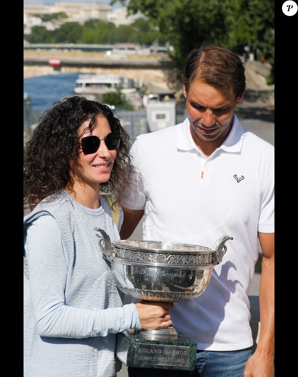 Rafael Nadal et sa femme Xisca Perello - Rafael Nadal pose avec la coupe des Mousquetaires sur le pont Alexandre III après sa 14ème victoire en finale du simple messieurs aux internationaux de France de tennis de Roland Garros à Paris, France, le 06 juin 2022. © Christophe Clovis / Bestimage.