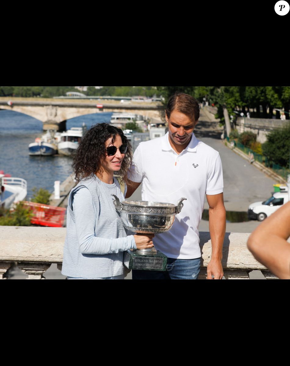 Rafael Nadal et sa femme Xisca Perello - Rafael Nadal pose avec la coupe des Mousquetaires sur le pont Alexandre III après sa 14ème victoire en finale du simple messieurs aux internationaux de France de tennis de Roland Garros à Paris, France, le 06 juin 2022. © Christophe Clovis / Bestimage.