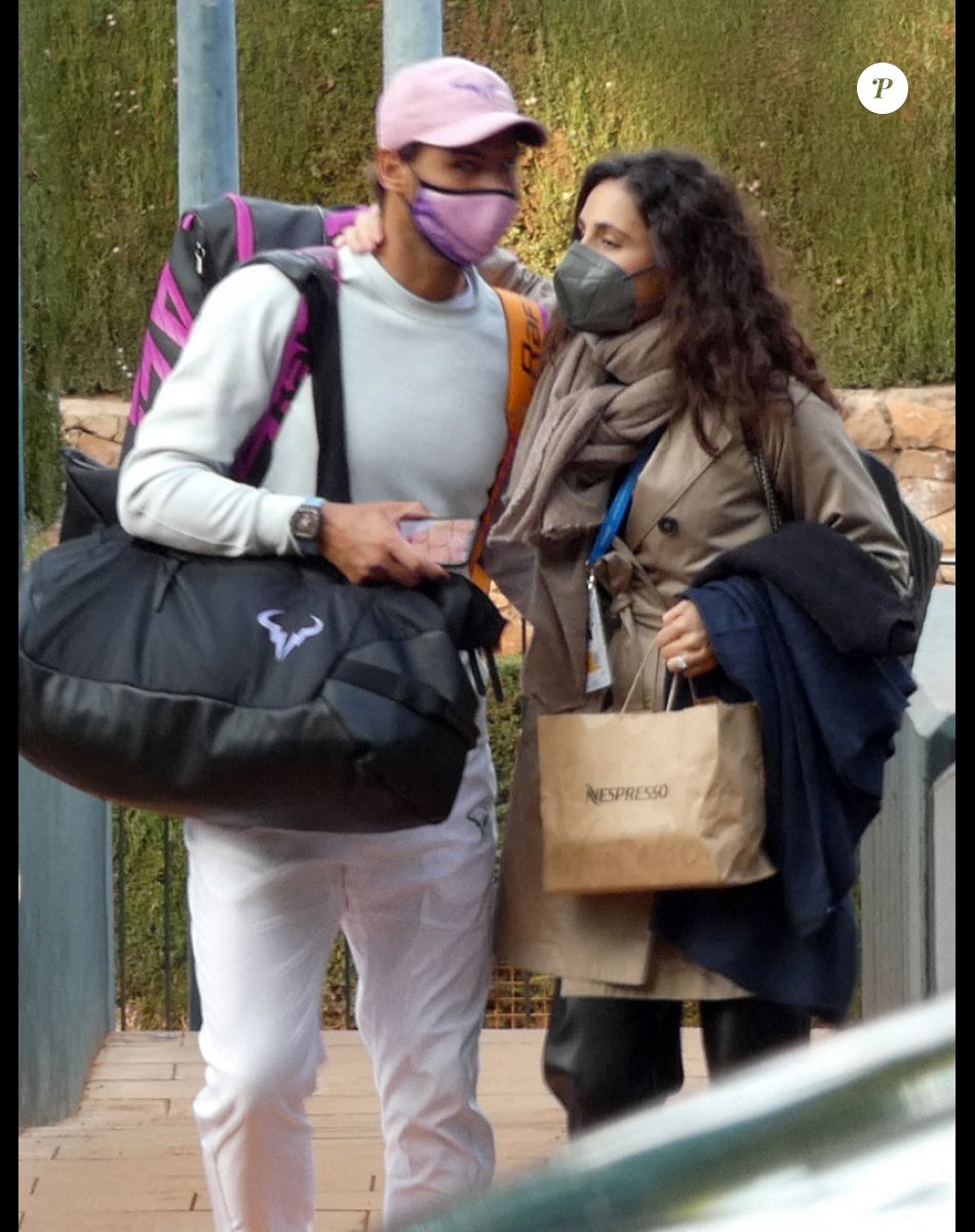Rafael Nadal et sa femme Xisca Perello quittent le stade où le joueur vient de rencontrer Ilya Ivashka au tournoi Conde de Godo à Barcelone le 21 avril 2021.