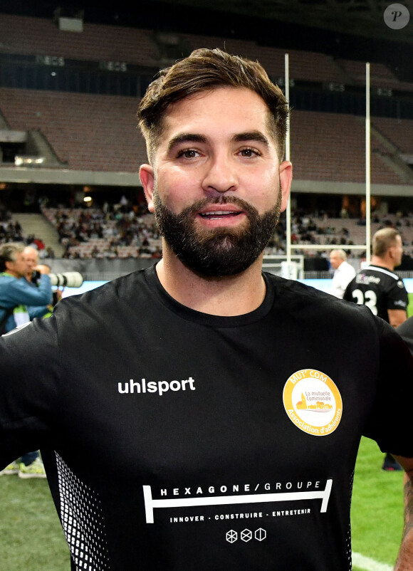 Kendji Girac et l'aigle MEFI, la mascotte de l'OGC Nice, l'équipe de football niçoise, - Match des Légendes, la rencontre qui mêle le football et le rugby au profit de l'association de P. Olmeta (ancien gardien de but et co-fondateur de l'association), "Un sourire, un espoir pour la vie" s'est déroulé à Nice à l'Allianz Riviera, le 26 septembre 2022.  © Bruno Bebert/Bestimage