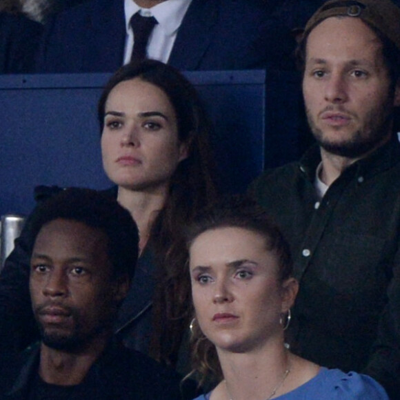 Vianney et sa compagne Catherine Robert (enceinte), Gaël Monfils et sa femme Elina Svitolin - People en tribunes du match de football en ligue 1 Uber Eats : Le PSG (Paris Saint-Germain) remporte la victoire 2-1 contre Lyon au Parc des Princes à Paris le 19 septembre 2021. 