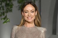Olivia Wilde et la fille de Cindy Crawford, Kaia Gerber, dévoilent leur poitrine dans des robes transparentes... duel au sommet !