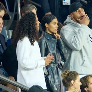 Tina Kunakey et son frère Zakari, Ophelie Meunier et son mari Matthieu Vergne - People au match de Ligue 1 Uber Eats "PSG -OM" au Parc des Princes à Paris le 16 octobre 2022. © Cyril Moreau/Bestimage