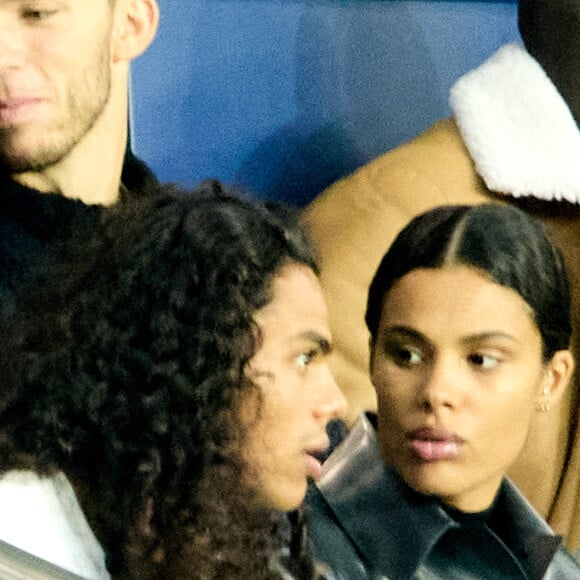 Pierre Gasly et Kika Cerqueira Gomes, Tina Kunakey et son frère Zakari - People au match de Ligue 1 Uber Eats "PSG -OM" au Parc des Princes à Paris le 16 octobre 2022. © Cyril Moreau/Bestimage