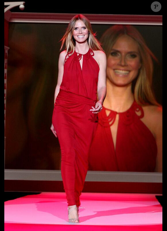 Heidi Klum lors d'un défilé spécial robes rouges à New York le 11 février 
