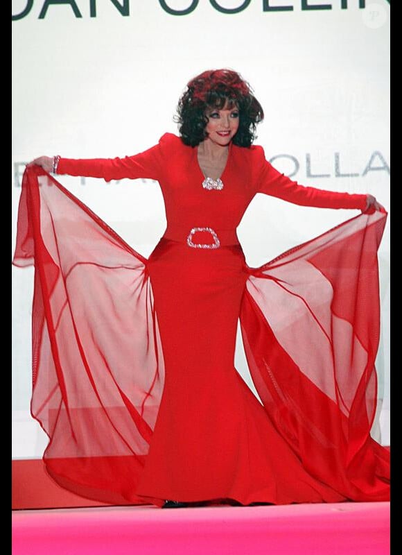 Joan Collins lors d'un défilé spécial robes rouges à New York le 11 février 