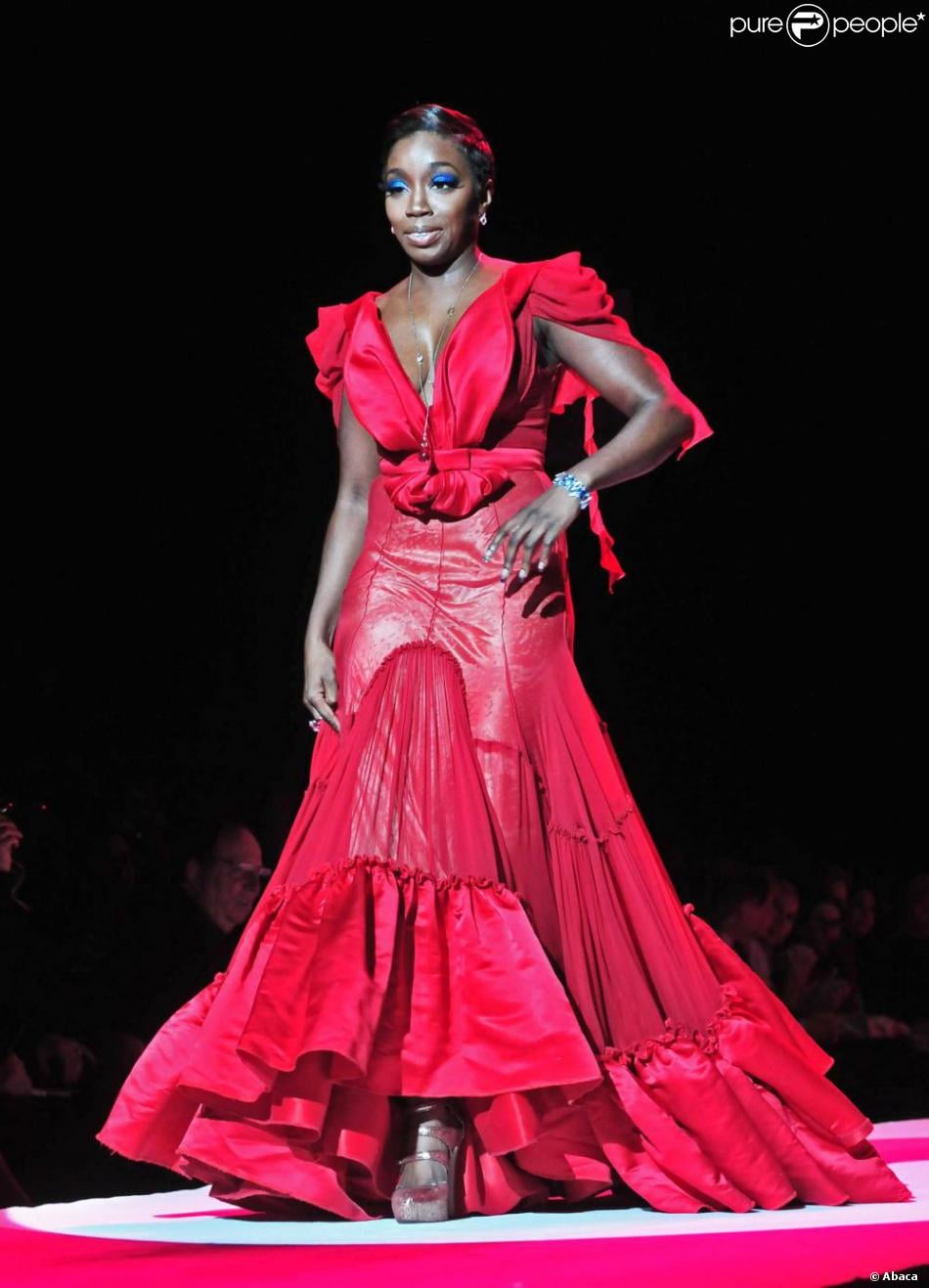 La chanteuse Estelle lors d'un défilé spécial robes rouges à New York ...