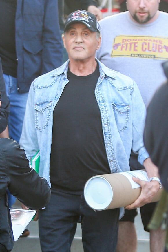 Exclusif - Sylvester Stallone ( avec une casquette et chemise en jean) , 73 ans, a l'air en pleine forme alors qu'il se promène dans les rues de Beverly Hills le 13 décembre 2019 
