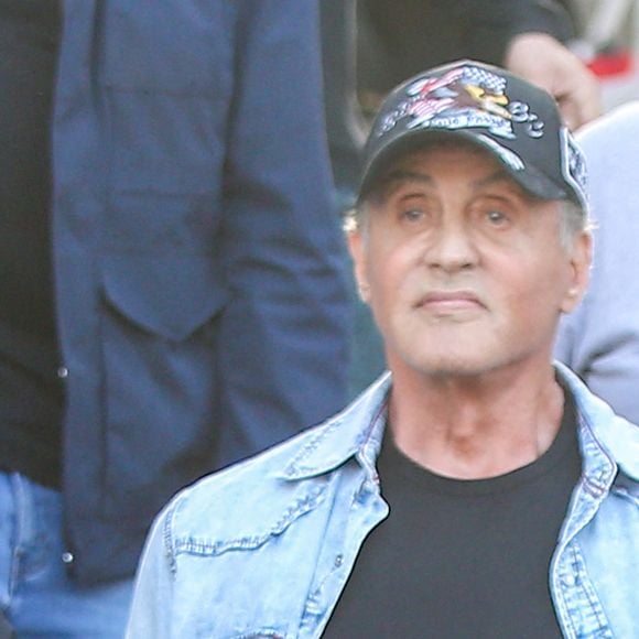 Exclusif - Sylvester Stallone ( avec une casquette et chemise en jean) , 73 ans, a l'air en pleine forme alors qu'il se promène dans les rues de Beverly Hills le 13 décembre 2019 