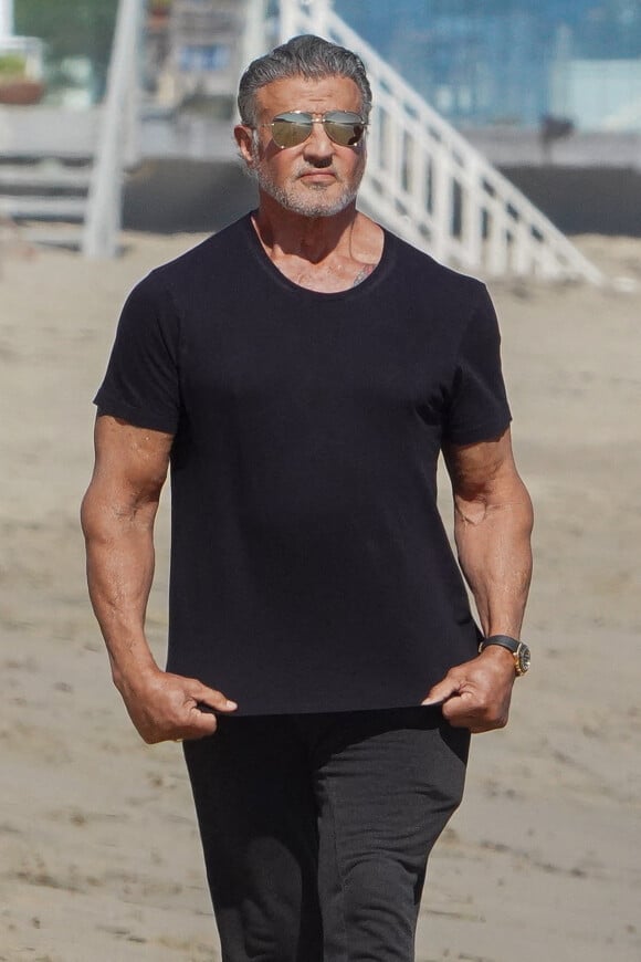 Sylvester Stallone, sa femme Jennifer Flavin et leur fille Scarlet Rose sont allés marcher sur la plage de Malibu avec des amies à Los Angeles, Californie, Etats-Unis, le 7 août 2020. 
