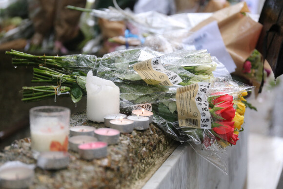 Illustration des fleurs déposées en soutien après l'assassinat de la petite Lola, 12 ans, retrouvée morte dans une malle au pied de son immeuble à Paris, le 17 octobre 2022.