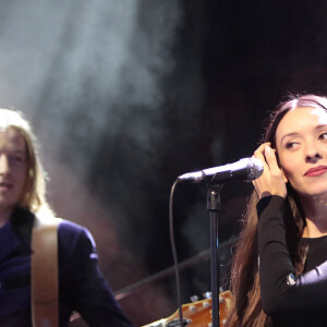 Raoul Chichin et Simone Ringer , du groupe Minuit, (fils et fille de Catherine Ringer et Fred Chichin du groupe Les Rita Mitsouko) en concert à L'International à Paris. Le 2 octobre 2015  