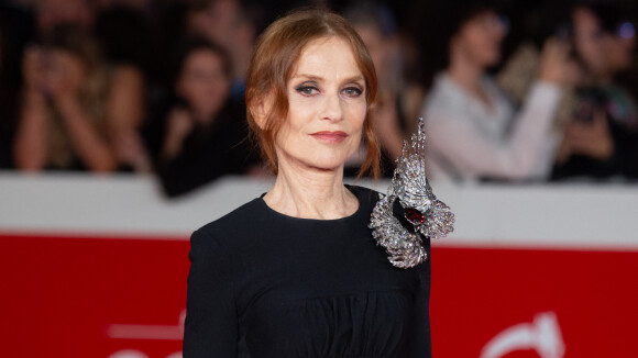 Isabelle Huppert figée dans une robe ultra moulante, Louis Garrel enchante les terres italiennes