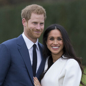 Le Prince Harry et Meghan Markle posent à Kensington palace après l'annonce de leur mariage  à Londres.