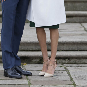 Le Prince Harry et Meghan Markle posent à Kensington palace après l'annonce de leur mariage au printemps 2018 à Londres le 27 novembre 2017. 