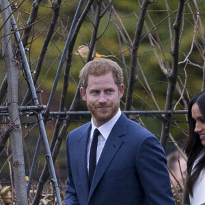 Le Prince Harry et Meghan Markle posent à Kensington palace après l'annonce de leur mariage au printemps 2018 à Londres le 27 novembre 2017. 