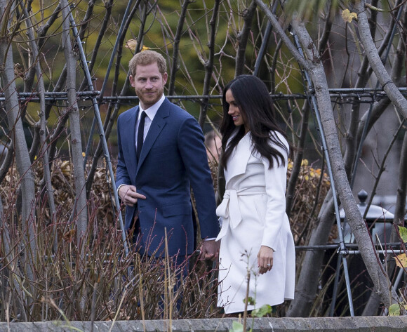 Le Prince Harry et Meghan Markle posent à Kensington palace après l'annonce de leur mariage au printemps 2018 à Londres le 27 novembre 2017. 