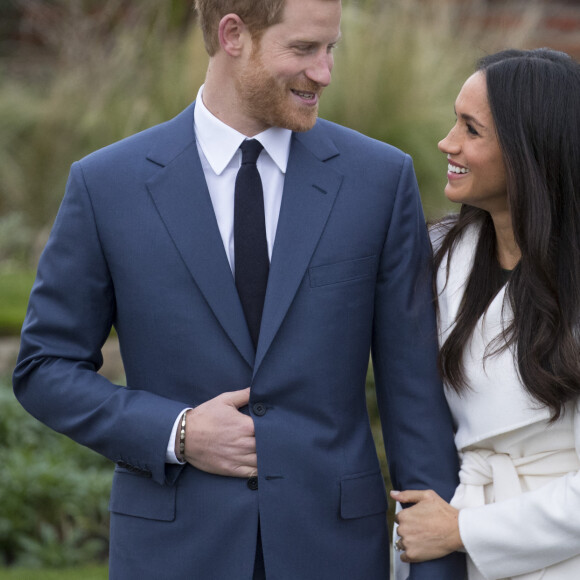 Le Prince Harry et Meghan Markle posent à Kensington palace après l'annonce de leur mariage au printemps 2018 à Londres le 27 novembre 2017. 