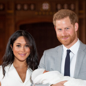 Le prince Harry et Meghan Markle, duc et duchesse de Sussex, présentent leur fils Archie dans le hall St George au château de Windsor le 8 mai 2019. 