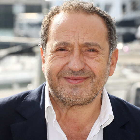 Patrick Timsit lors d'un photocall lors de la 24ème édition du Festival de la Fiction TV de la Rochelle. Le 14 septembre 2022 © Patrick Bernard / Bestimage.