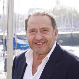 Patrick Timsit lors d'un photocall lors de la 24ème édition du Festival de la Fiction TV de La Rochelle. Le 14 septembre 2022 © Christophe Aubert via Bestimage.