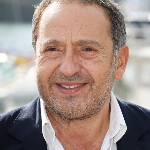 Patrick Timsit lors d'un photocall lors de la 24ème édition du Festival de la Fiction TV de la Rochelle. Le 14 septembre 2022 © Patrick Bernard / Bestimage.