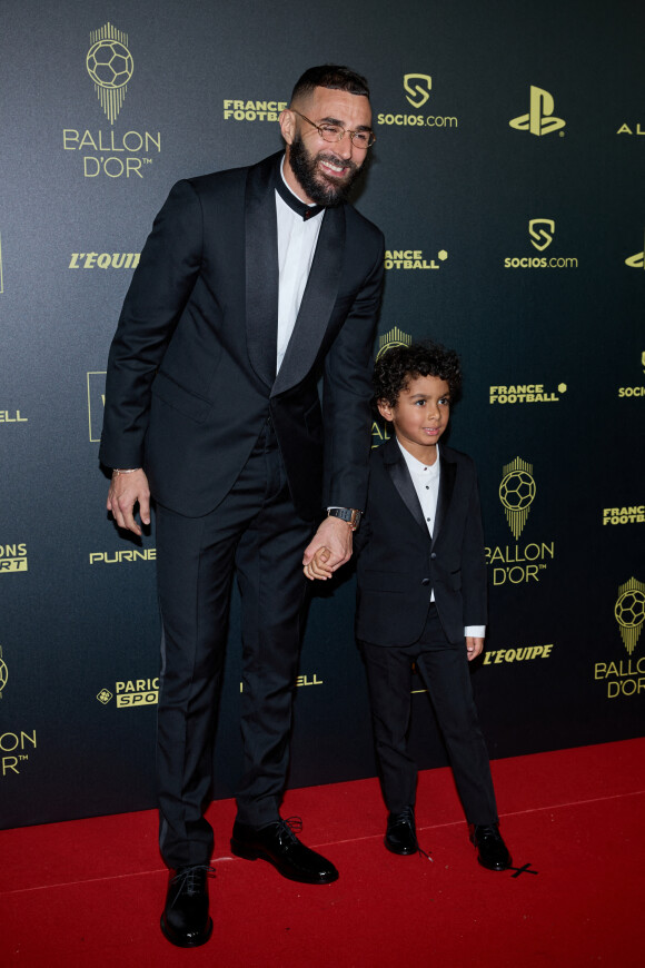 Karim Benzema et son fils Ibrahim - Photocall de la 66ème cérémonie du Ballon d'Or au Théâtre du Chatelet à Paris le 17 octobre 2022. © Cyril Moreau/Bestimage