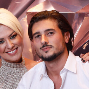Exclusif - Katrina Pachett et son nouveau compagnon au photocall de la soirée "Lancôme x Orlinski" pour le lancement d'une capsule collector à Paris le 20 octobre 2022. © Christophe Clovis / Marc Ausset Lacroix / Bestimage