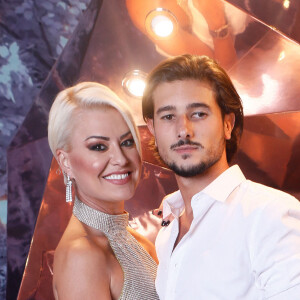 Exclusif - Katrina Pachett et son nouveau compagnon au photocall de la soirée "Lancôme x Orlinski" pour le lancement d'une capsule collector à Paris le 20 octobre 2022.© Christophe Clovis / Marc Ausset Lacroix / Bestimage 