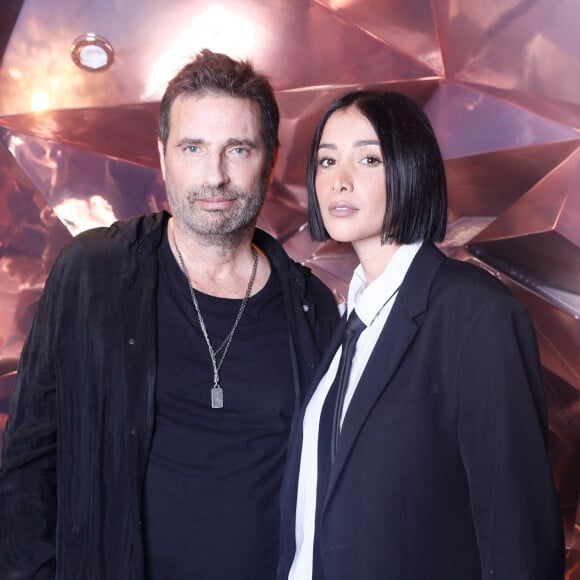 Exclusif - Richard Orlinski, Isabeau Delatour au photocall de la soirée "Lancôme x Orlinski" pour le lancement d'une capsule collector à Paris le 20 octobre 2022. La rose emblématique de Lancôme revisitée par l'un des grands noms de l'art contemporain. Tel est le propos autour de la nouvelle capsule conçue par la marque de cosmétiques en partenariat avec R.Orlinski, connu pour ses sculptures animalières. Lancôme confie sa rose symbolique, ancrée dans la tradition, pour une réinterprétation pop art par l'artiste français contemporain. En créant une trinité multidimensionnelle de roses dans son esthétique électrique, la collection Lancôme x Richard Orlinski exprime le bonheur des fêtes par la célébration combinée de la beauté et de l'art. le bonheur des fêtes à travers la célébration combinée de la beauté et de l'art. © Christophe Clovis / Marc Ausset Lacroix / Bestimage 