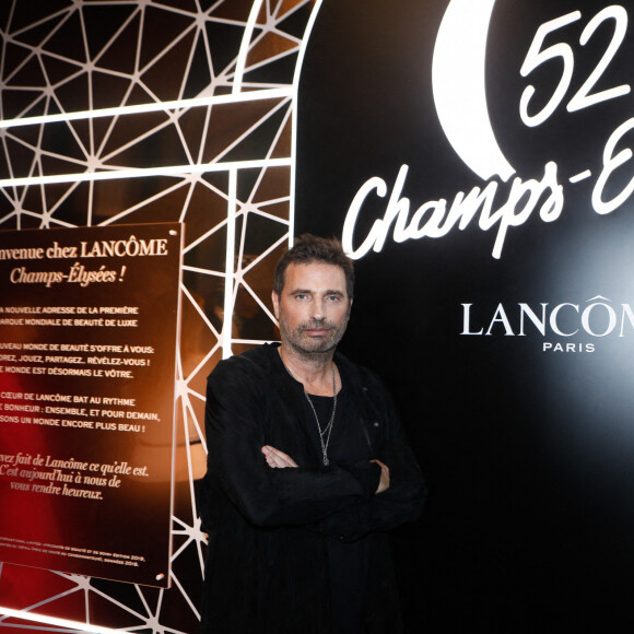 Exclusif - Richard Orlinski au photocall de la soirée "Lancôme x Orlinski" pour le lancement d'une capsule collector à Paris le 20 octobre 2022. La rose emblématique de Lancôme revisitée par l'un des grands noms de l'art contemporain. Tel est le propos autour de la nouvelle capsule conçue par la marque de cosmétiques en partenariat avec R.Orlinski, connu pour ses sculptures animalières. Lancôme confie sa rose symbolique, ancrée dans la tradition, pour une réinterprétation pop art par l'artiste français contemporain. En créant une trinité multidimensionnelle de roses dans son esthétique électrique, la collection Lancôme x Richard Orlinski exprime le bonheur des fêtes par la célébration combinée de la beauté et de l'art. le bonheur des fêtes à travers la célébration combinée de la beauté et de l'art. © Christophe Clovis / Marc Ausset Lacroix / Bestimage 