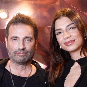 Exclusif - Richard Orlinski, Julia Sidi Atman au photocall de la soirée "Lancôme x Orlinski" pour le lancement d'une capsule collector à Paris le 20 octobre 2022. La rose emblématique de Lancôme revisitée par l'un des grands noms de l'art contemporain. Tel est le propos autour de la nouvelle capsule conçue par la marque de cosmétiques en partenariat avec R.Orlinski, connu pour ses sculptures animalières. Lancôme confie sa rose symbolique, ancrée dans la tradition, pour une réinterprétation pop art par l'artiste français contemporain. En créant une trinité multidimensionnelle de roses dans son esthétique électrique, la collection Lancôme x Richard Orlinski exprime le bonheur des fêtes par la célébration combinée de la beauté et de l'art. le bonheur des fêtes à travers la célébration combinée de la beauté et de l'art. © Christophe Clovis / Marc Ausset Lacroix / Bestimage 