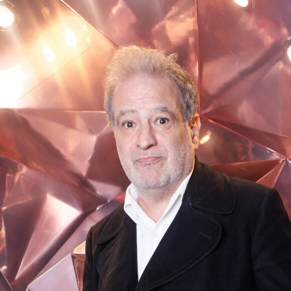 Exclusif - Raphaël Mezrahi au photocall de la soirée "Lancôme x Orlinski" pour le lancement d'une capsule collector à Paris le 20 octobre 2022. La rose emblématique de Lancôme revisitée par l'un des grands noms de l'art contemporain. Tel est le propos autour de la nouvelle capsule conçue par la marque de cosmétiques en partenariat avec R.Orlinski, connu pour ses sculptures animalières. Lancôme confie sa rose symbolique, ancrée dans la tradition, pour une réinterprétation pop art par l'artiste français contemporain. En créant une trinité multidimensionnelle de roses dans son esthétique électrique, la collection Lancôme x Richard Orlinski exprime le bonheur des fêtes par la célébration combinée de la beauté et de l'art. le bonheur des fêtes à travers la célébration combinée de la beauté et de l'art. © Christophe Clovis / Marc Ausset Lacroix / Bestimage 