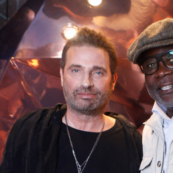 Exclusif - Richard Orlinski, Basile Boli au photocall de la soirée "Lancôme x Orlinski" pour le lancement d'une capsule collector à Paris le 20 octobre 2022. La rose emblématique de Lancôme revisitée par l'un des grands noms de l'art contemporain. Tel est le propos autour de la nouvelle capsule conçue par la marque de cosmétiques en partenariat avec R.Orlinski, connu pour ses sculptures animalières. Lancôme confie sa rose symbolique, ancrée dans la tradition, pour une réinterprétation pop art par l'artiste français contemporain. En créant une trinité multidimensionnelle de roses dans son esthétique électrique, la collection Lancôme x Richard Orlinski exprime le bonheur des fêtes par la célébration combinée de la beauté et de l'art. le bonheur des fêtes à travers la célébration combinée de la beauté et de l'art. © Christophe Clovis / Marc Ausset Lacroix / Bestimage 