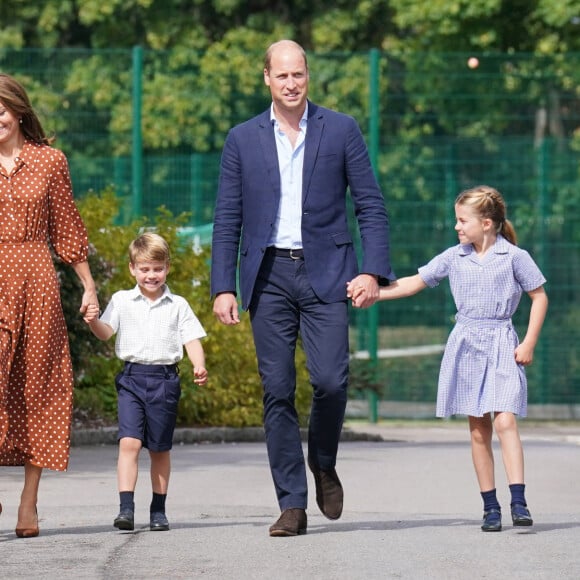 Le prince William, duc de Cambridge et Catherine Kate Middleton, duchesse de Cambridge accompagnent leurs enfants George, Charlotte et Louis à l'école Lambrook le 7 septembre 2022. 