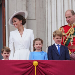 La reine Elisabeth II d'Angleterre, Catherine Kate Middleton, duchesse de Cambridge, le prince William, duc de Cambridge, le prince Louis, la princesse Charlotte et le prince George - Les membres de la famille royale regardent le défilé Trooping the Colour depuis un balcon du palais de Buckingham à Londres lors des célébrations du jubilé de platine de la reine le 2 juin 2022. 