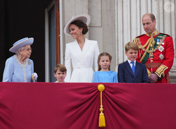 La reine Elisabeth II d'Angleterre, Catherine Kate Middleton, duchesse de Cambridge, le prince William, duc de Cambridge, le prince Louis, la princesse Charlotte et le prince George - Les membres de la famille royale regardent le défilé Trooping the Colour depuis un balcon du palais de Buckingham à Londres lors des célébrations du jubilé de platine de la reine le 2 juin 2022. 